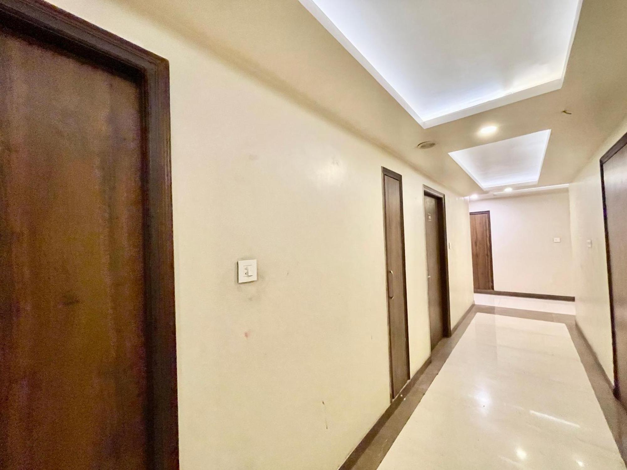 Hotel Rudraksh ! Varanasi !Fully-Air-Conditioned Hotel At Prime Location With Parking Availability, Near Kashi Vishwanath Temple, And Ganga Ghat 2 Kültér fotó