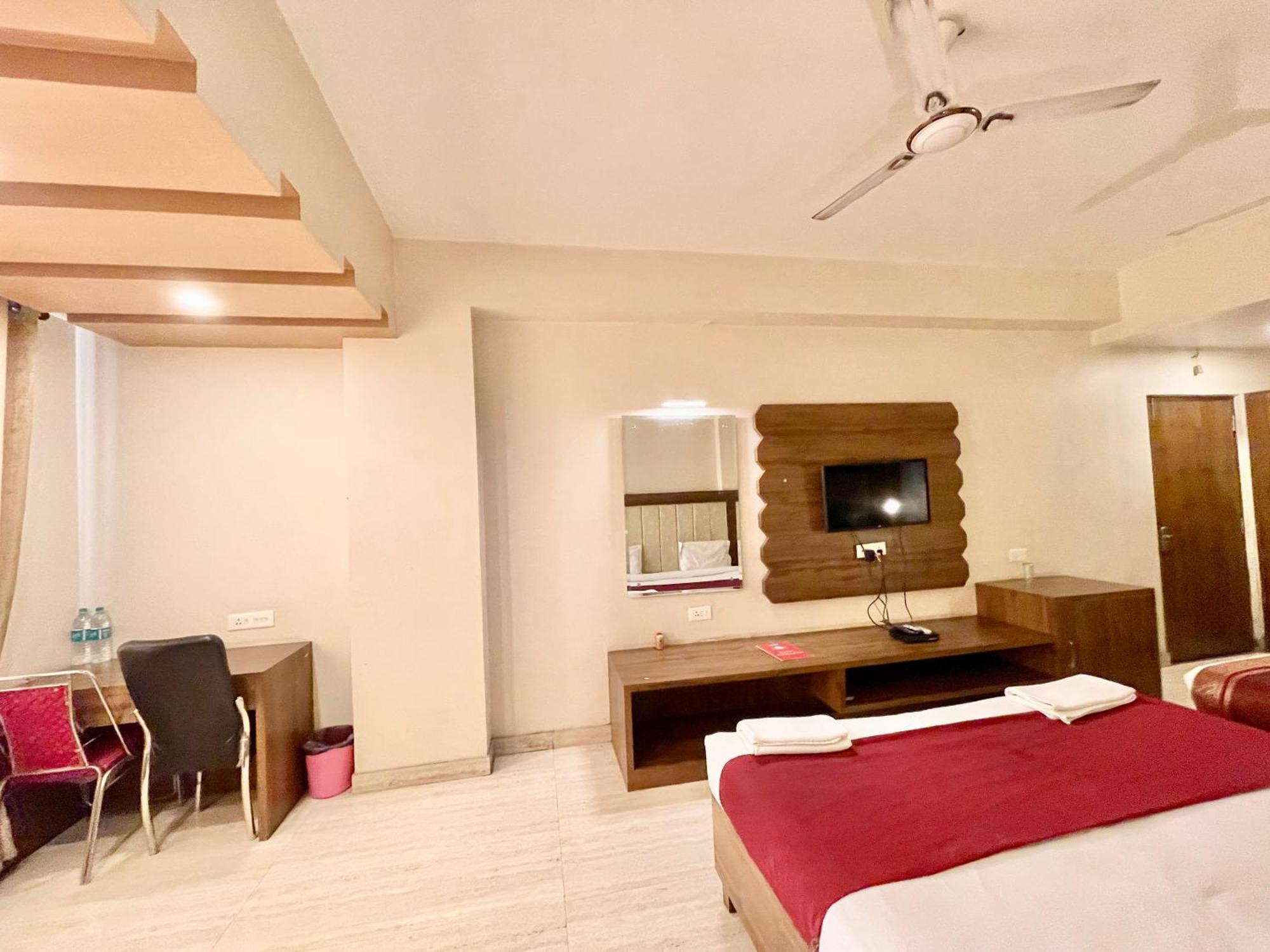 Hotel Rudraksh ! Varanasi !Fully-Air-Conditioned Hotel At Prime Location With Parking Availability, Near Kashi Vishwanath Temple, And Ganga Ghat 2 Kültér fotó