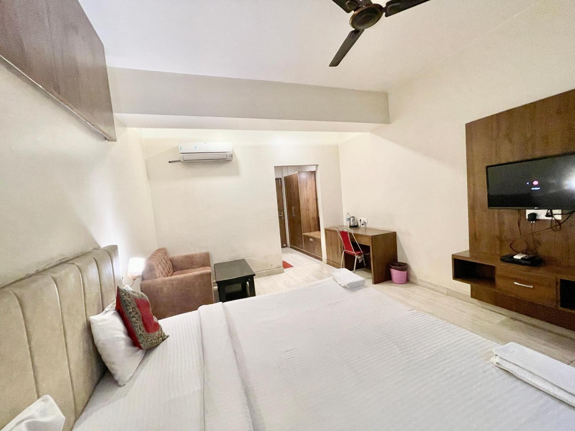 Hotel Rudraksh ! Varanasi !Fully-Air-Conditioned Hotel At Prime Location With Parking Availability, Near Kashi Vishwanath Temple, And Ganga Ghat 2 Kültér fotó