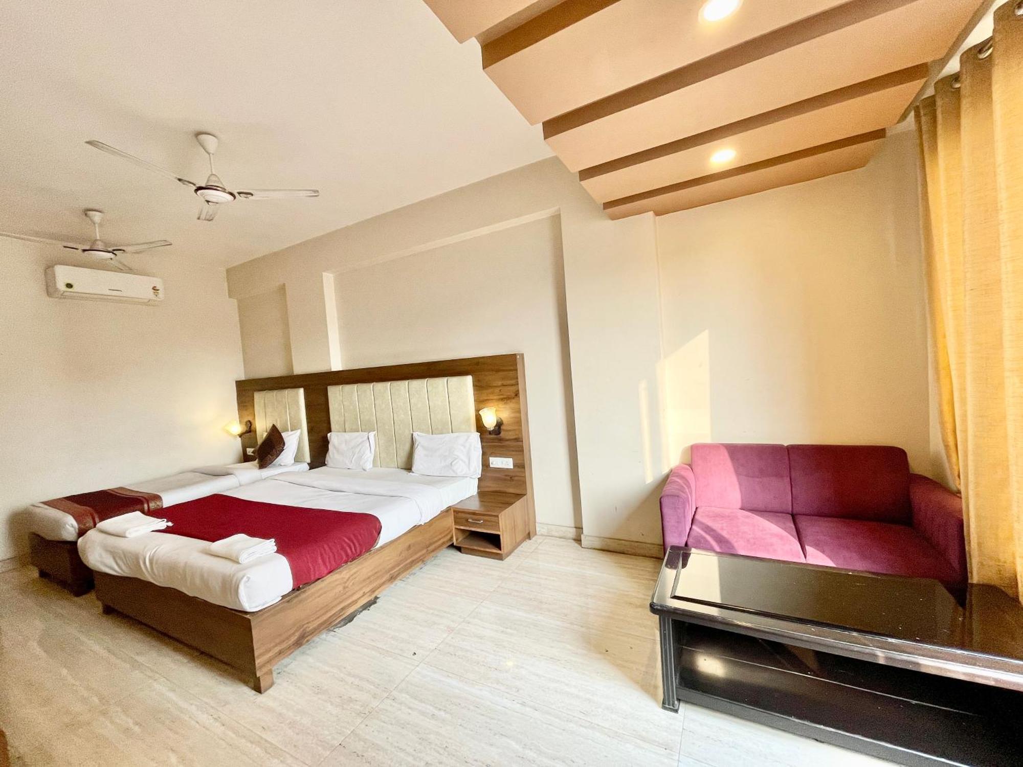 Hotel Rudraksh ! Varanasi !Fully-Air-Conditioned Hotel At Prime Location With Parking Availability, Near Kashi Vishwanath Temple, And Ganga Ghat 2 Kültér fotó