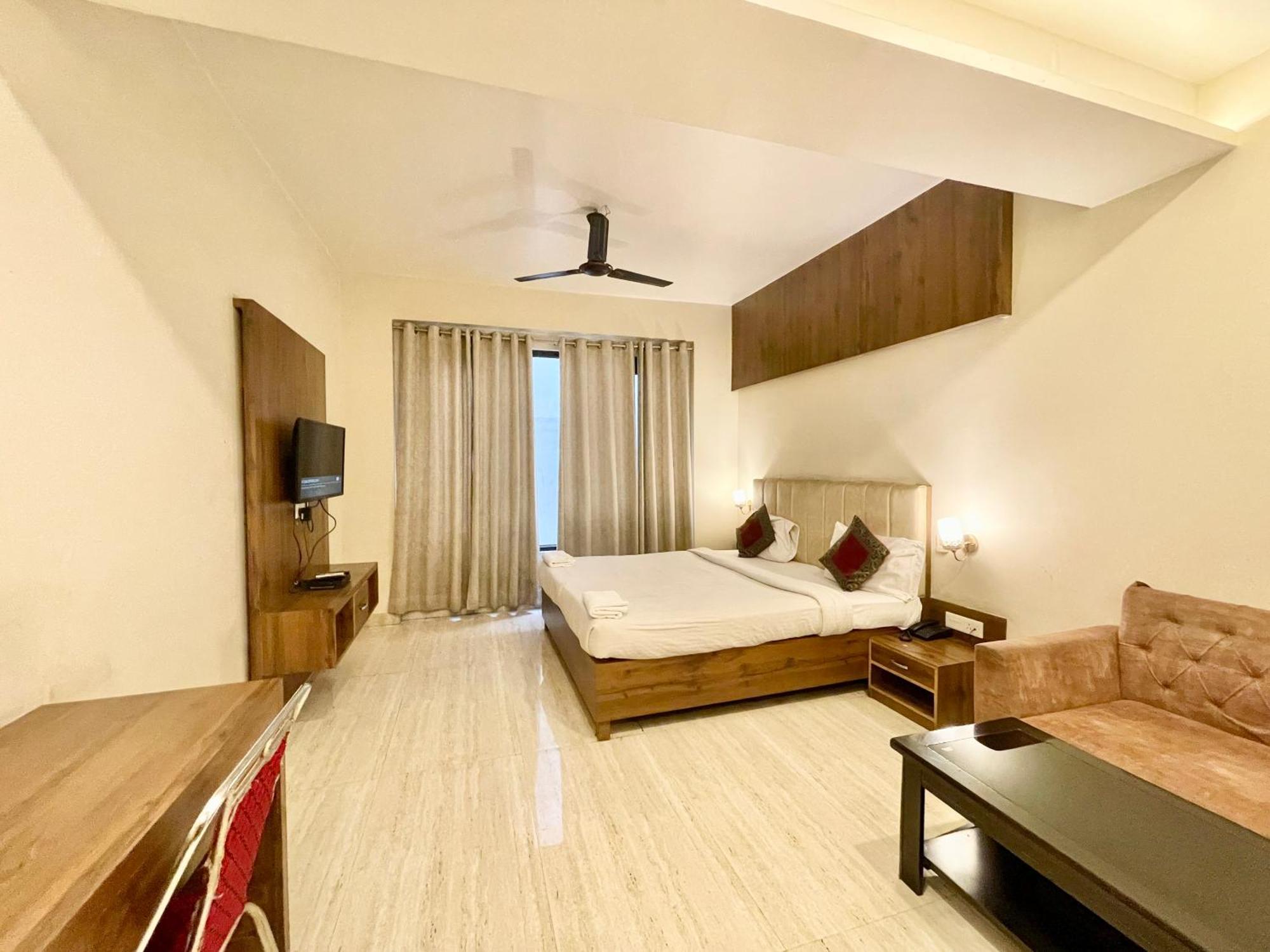 Hotel Rudraksh ! Varanasi !Fully-Air-Conditioned Hotel At Prime Location With Parking Availability, Near Kashi Vishwanath Temple, And Ganga Ghat 2 Kültér fotó