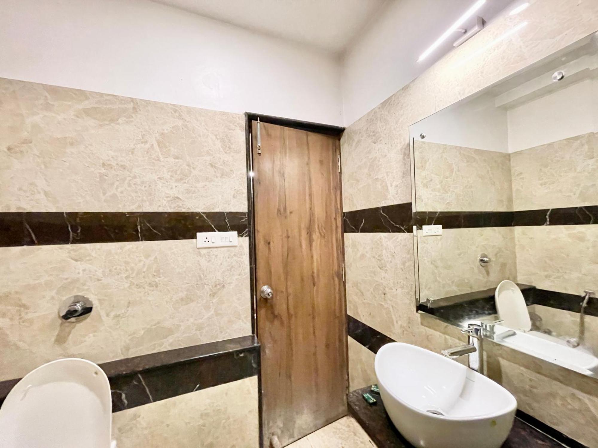 Hotel Rudraksh ! Varanasi !Fully-Air-Conditioned Hotel At Prime Location With Parking Availability, Near Kashi Vishwanath Temple, And Ganga Ghat 2 Kültér fotó