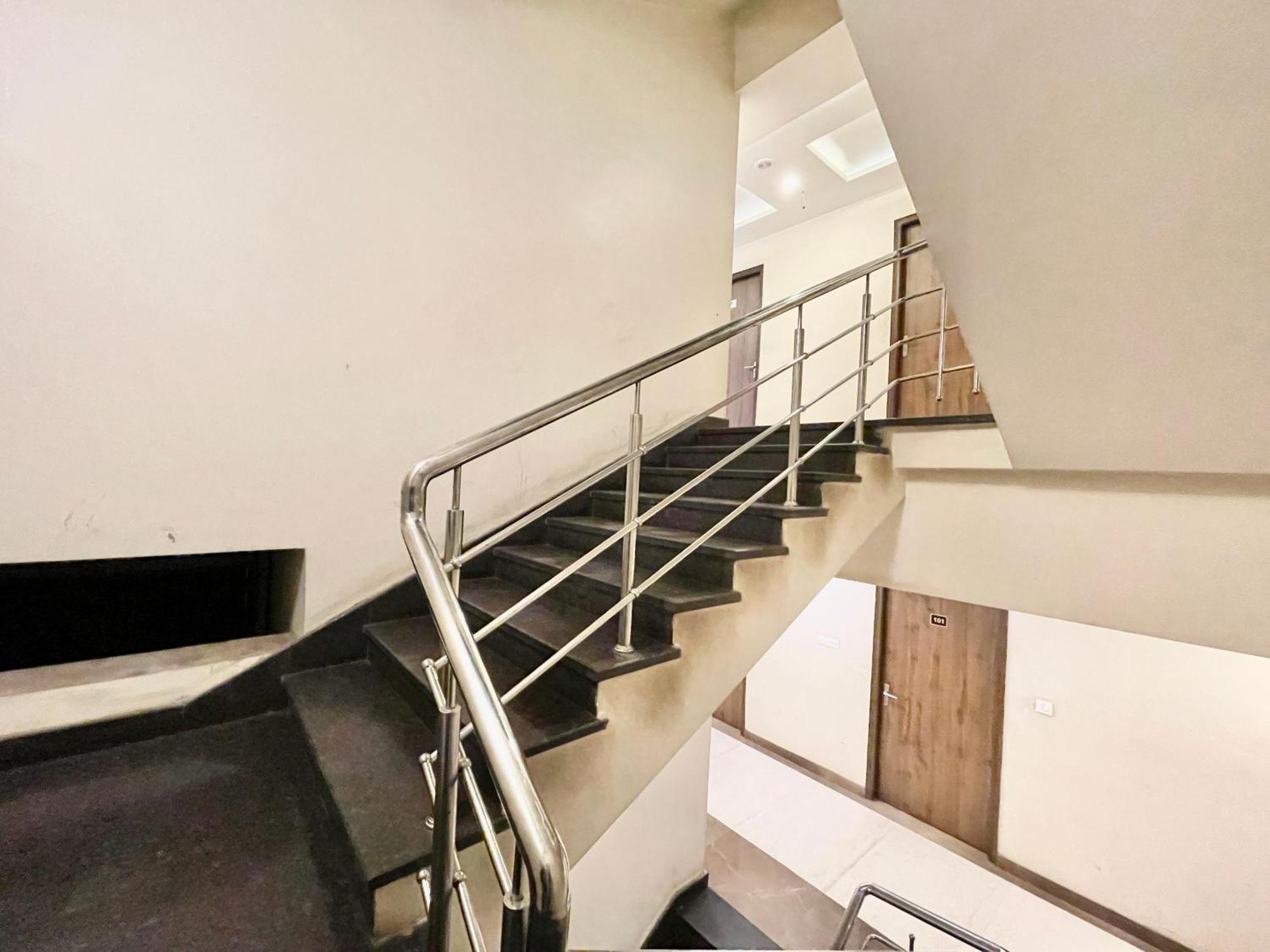 Hotel Rudraksh ! Varanasi !Fully-Air-Conditioned Hotel At Prime Location With Parking Availability, Near Kashi Vishwanath Temple, And Ganga Ghat 2 Kültér fotó