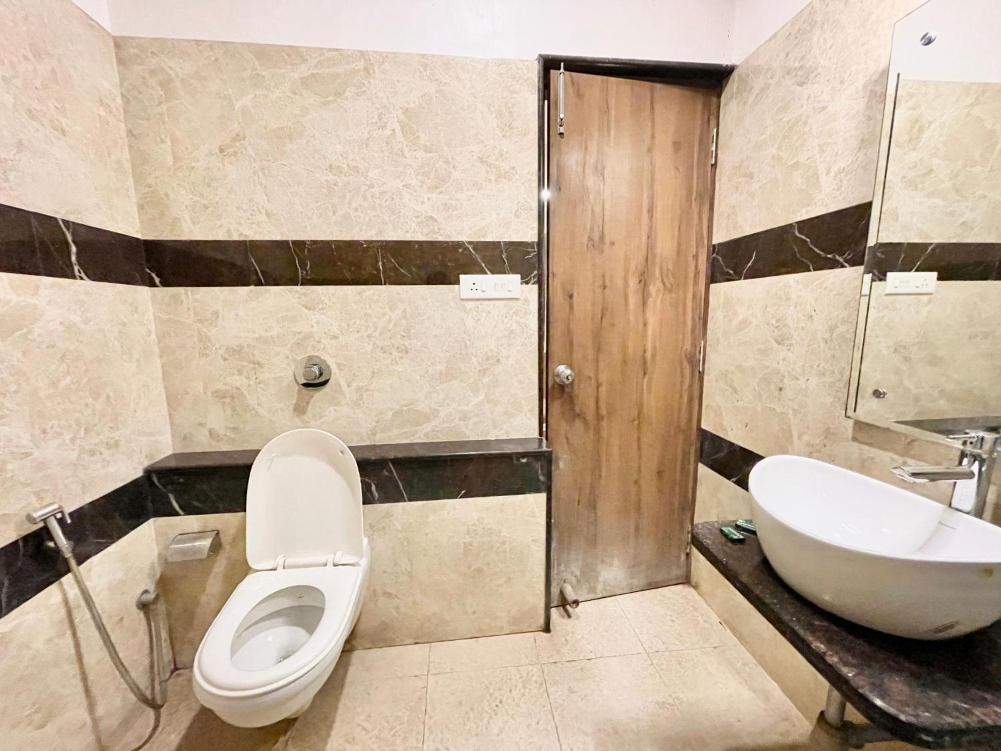 Hotel Rudraksh ! Varanasi !Fully-Air-Conditioned Hotel At Prime Location With Parking Availability, Near Kashi Vishwanath Temple, And Ganga Ghat 2 Kültér fotó