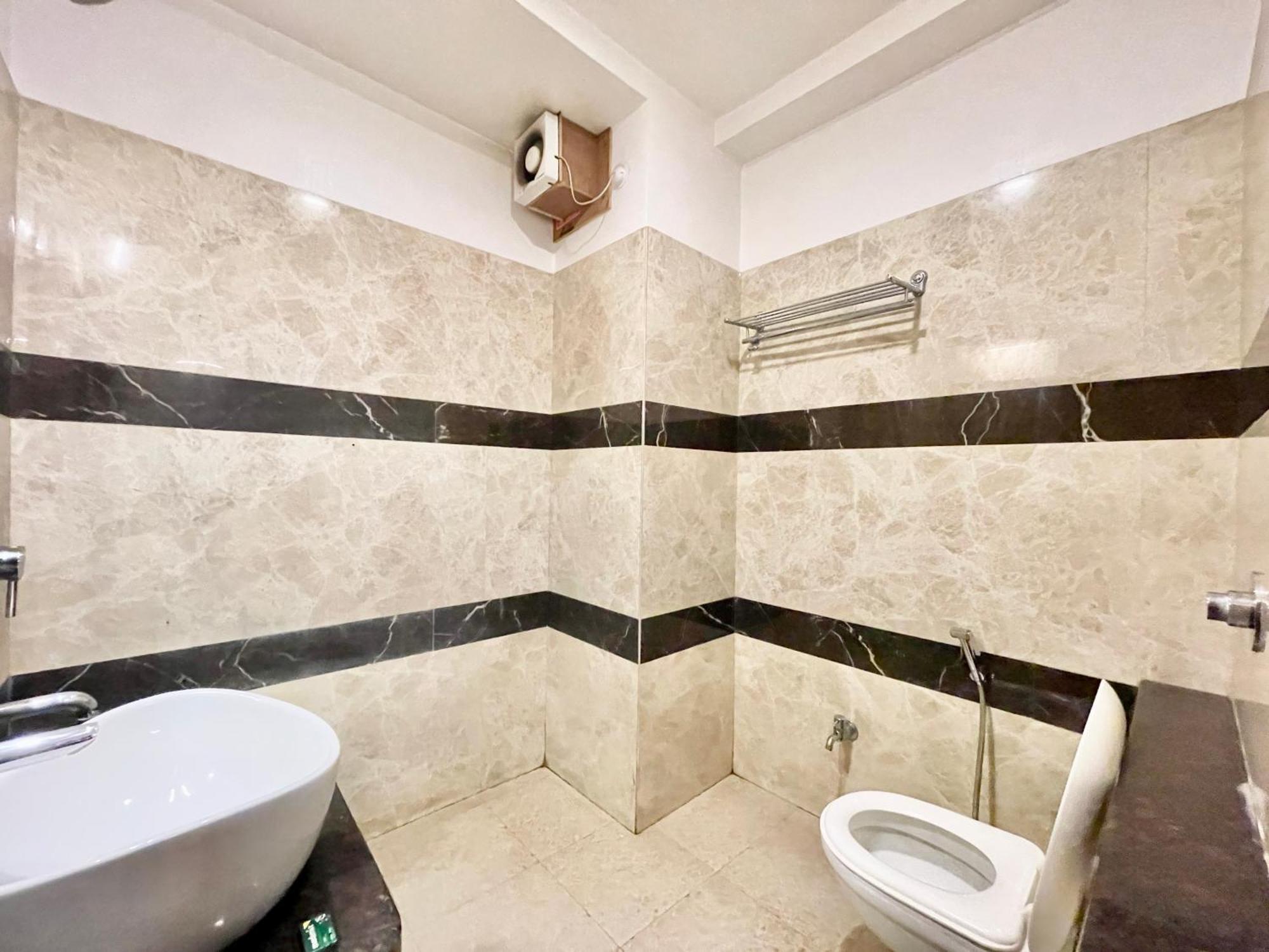 Hotel Rudraksh ! Varanasi !Fully-Air-Conditioned Hotel At Prime Location With Parking Availability, Near Kashi Vishwanath Temple, And Ganga Ghat 2 Kültér fotó