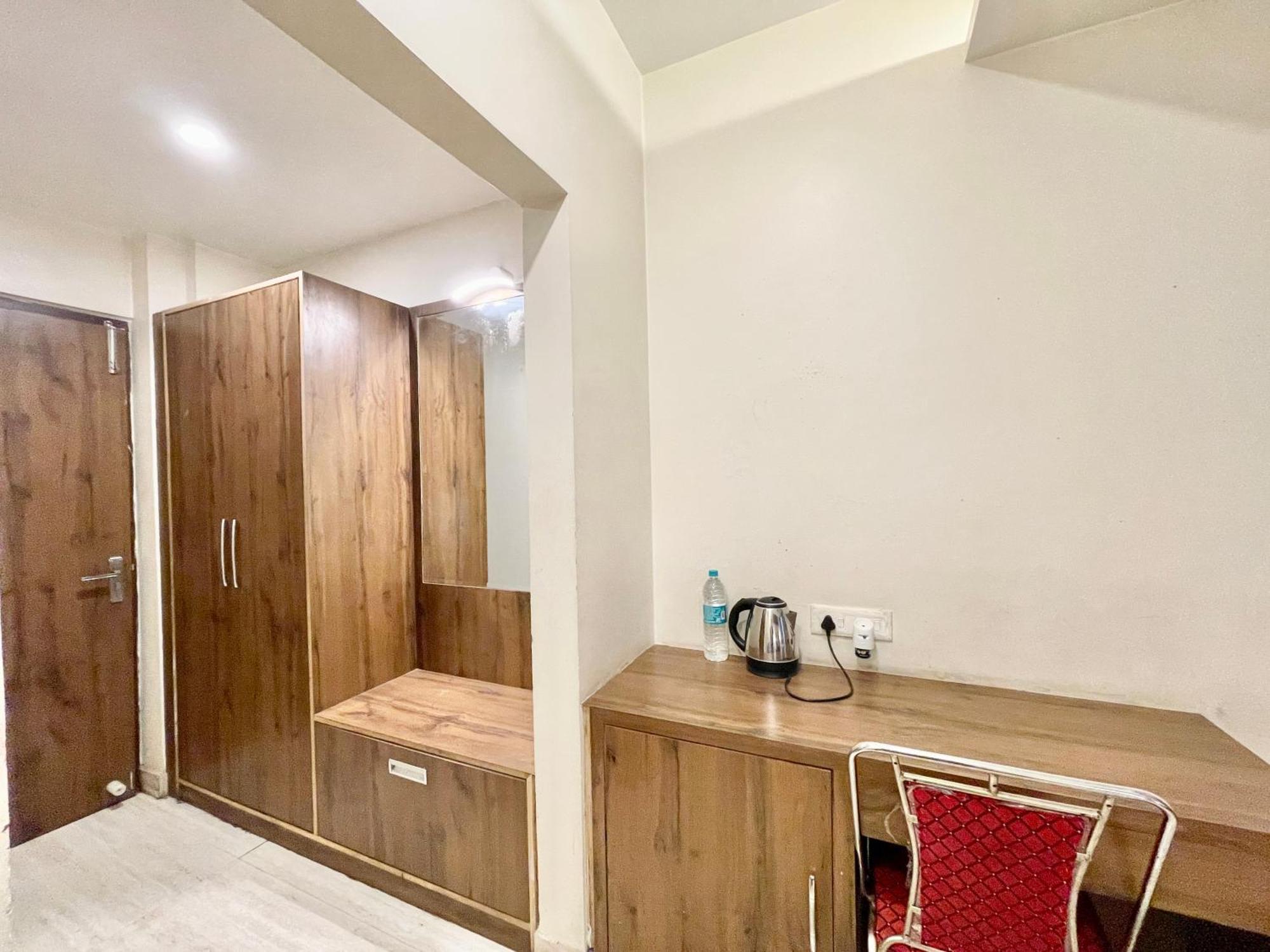 Hotel Rudraksh ! Varanasi !Fully-Air-Conditioned Hotel At Prime Location With Parking Availability, Near Kashi Vishwanath Temple, And Ganga Ghat 2 Kültér fotó
