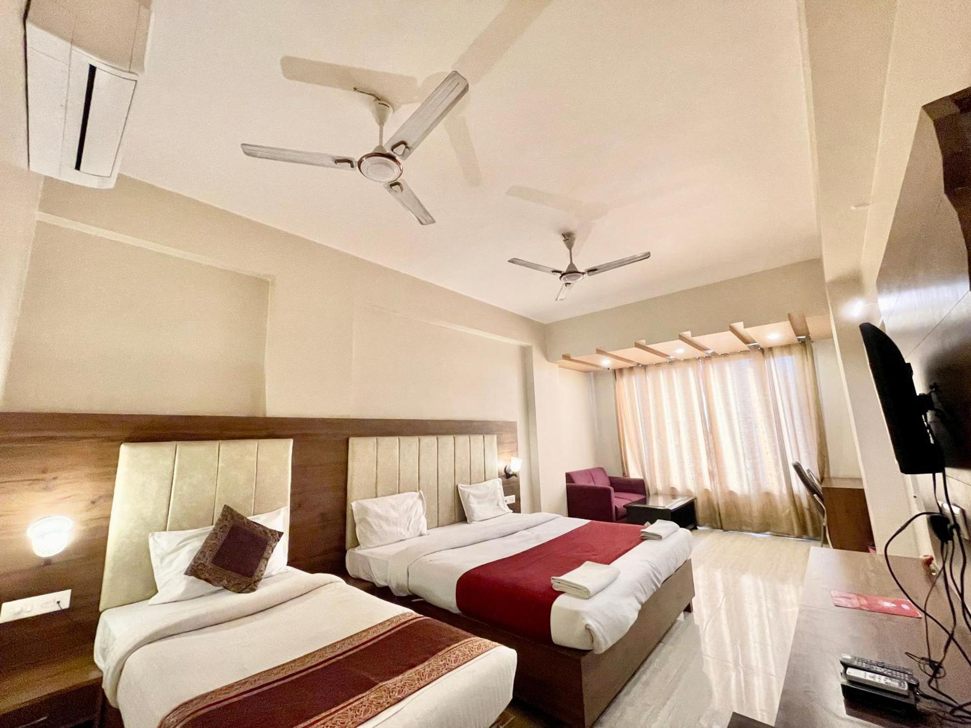 Hotel Rudraksh ! Varanasi !Fully-Air-Conditioned Hotel At Prime Location With Parking Availability, Near Kashi Vishwanath Temple, And Ganga Ghat 2 Kültér fotó