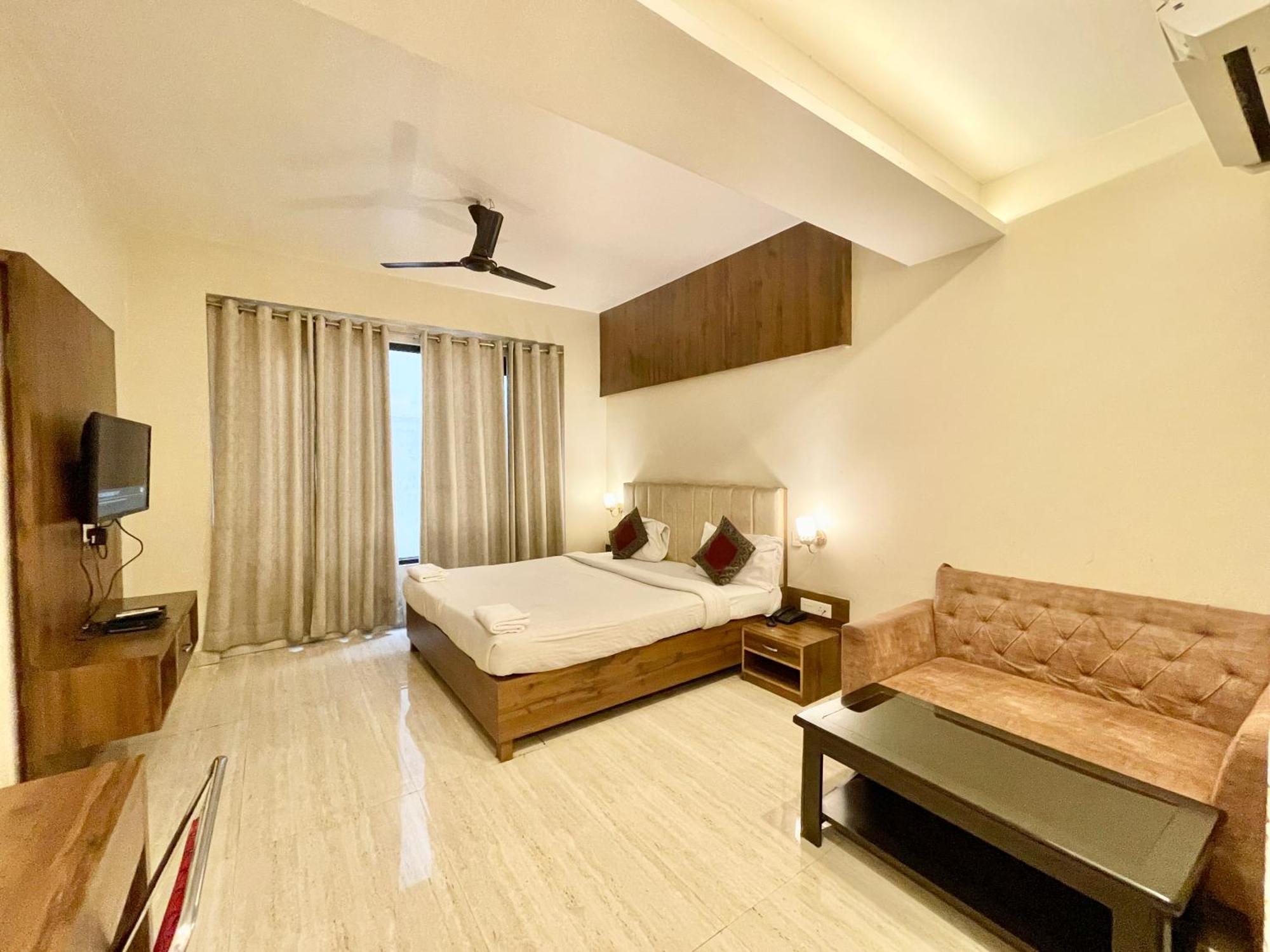 Hotel Rudraksh ! Varanasi !Fully-Air-Conditioned Hotel At Prime Location With Parking Availability, Near Kashi Vishwanath Temple, And Ganga Ghat 2 Kültér fotó