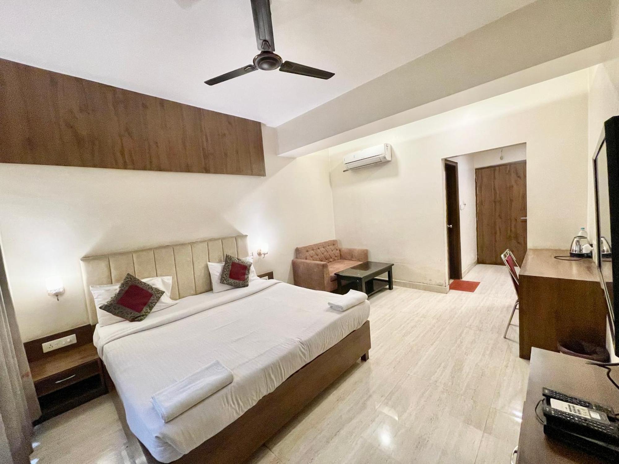 Hotel Rudraksh ! Varanasi !Fully-Air-Conditioned Hotel At Prime Location With Parking Availability, Near Kashi Vishwanath Temple, And Ganga Ghat 2 Kültér fotó
