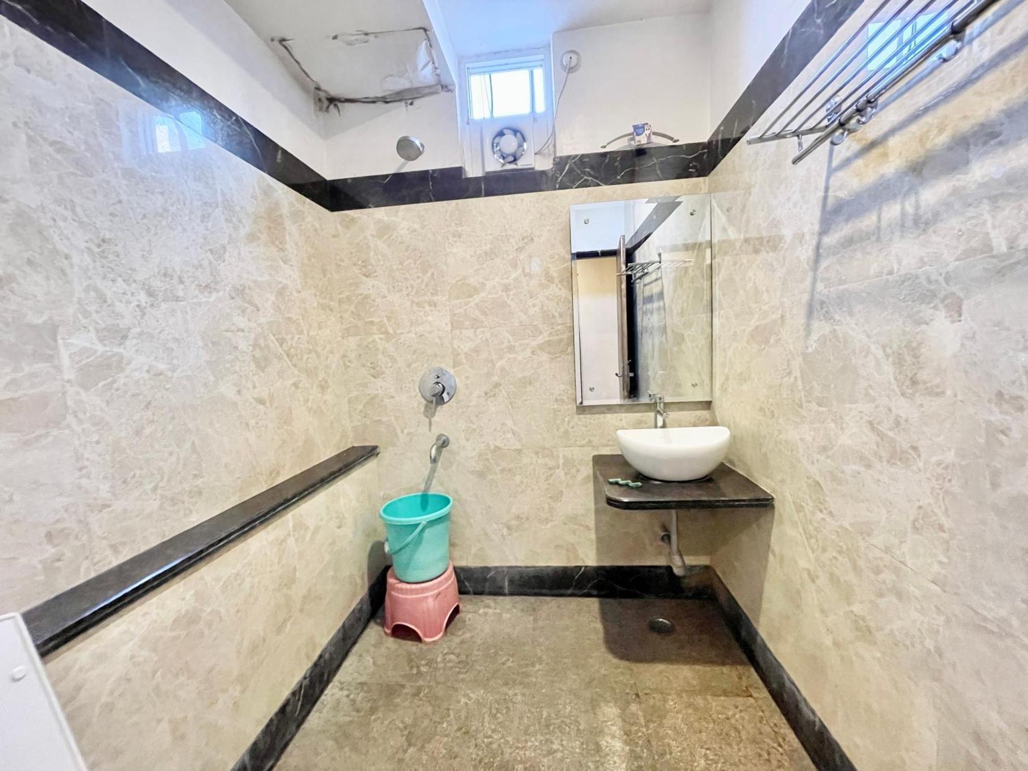 Hotel Rudraksh ! Varanasi !Fully-Air-Conditioned Hotel At Prime Location With Parking Availability, Near Kashi Vishwanath Temple, And Ganga Ghat 2 Kültér fotó