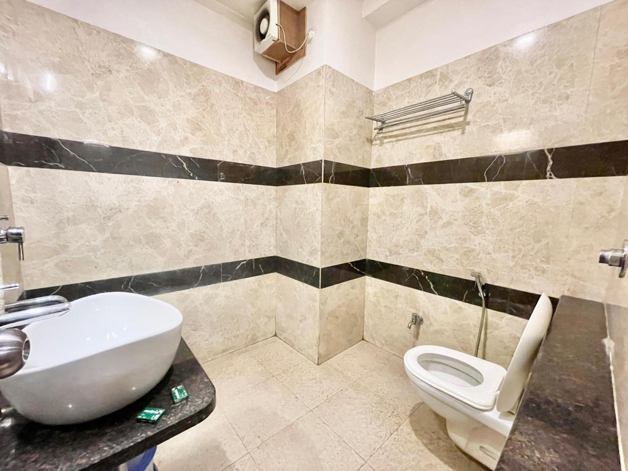 Hotel Rudraksh ! Varanasi !Fully-Air-Conditioned Hotel At Prime Location With Parking Availability, Near Kashi Vishwanath Temple, And Ganga Ghat 2 Kültér fotó
