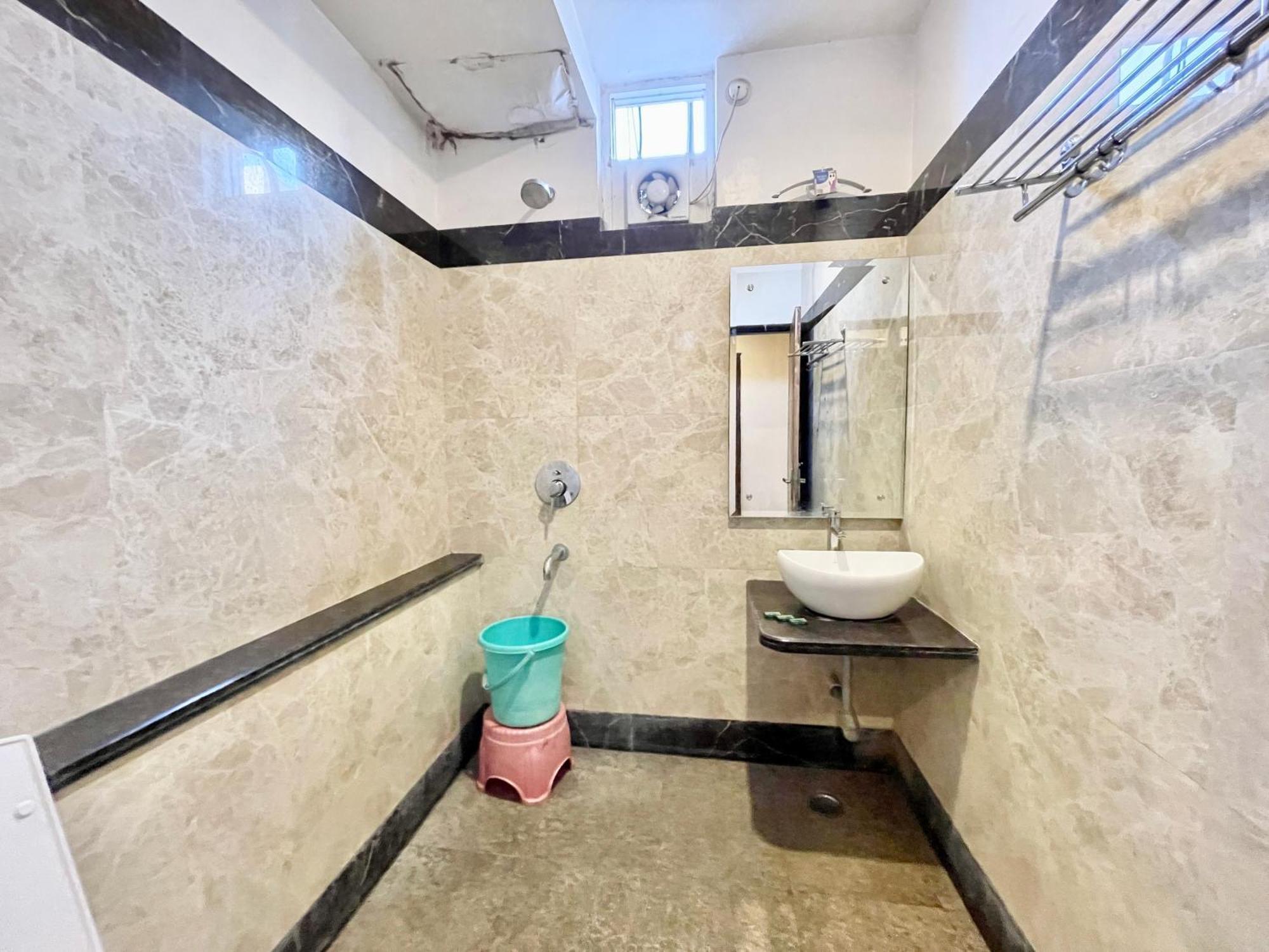 Hotel Rudraksh ! Varanasi !Fully-Air-Conditioned Hotel At Prime Location With Parking Availability, Near Kashi Vishwanath Temple, And Ganga Ghat 2 Kültér fotó