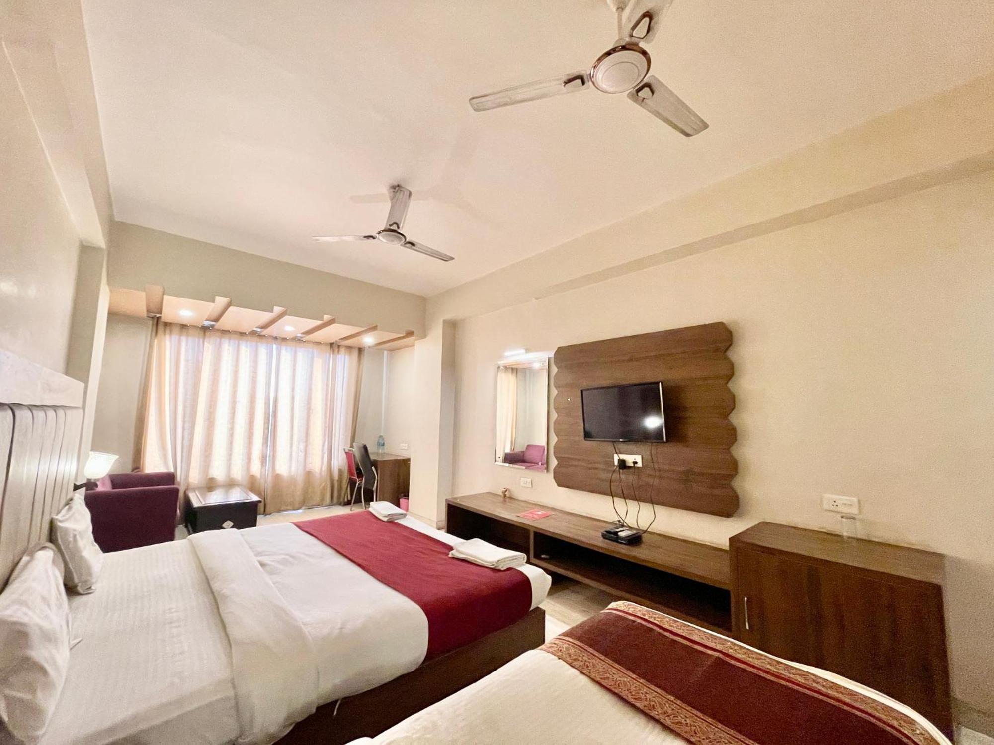 Hotel Rudraksh ! Varanasi !Fully-Air-Conditioned Hotel At Prime Location With Parking Availability, Near Kashi Vishwanath Temple, And Ganga Ghat 2 Kültér fotó