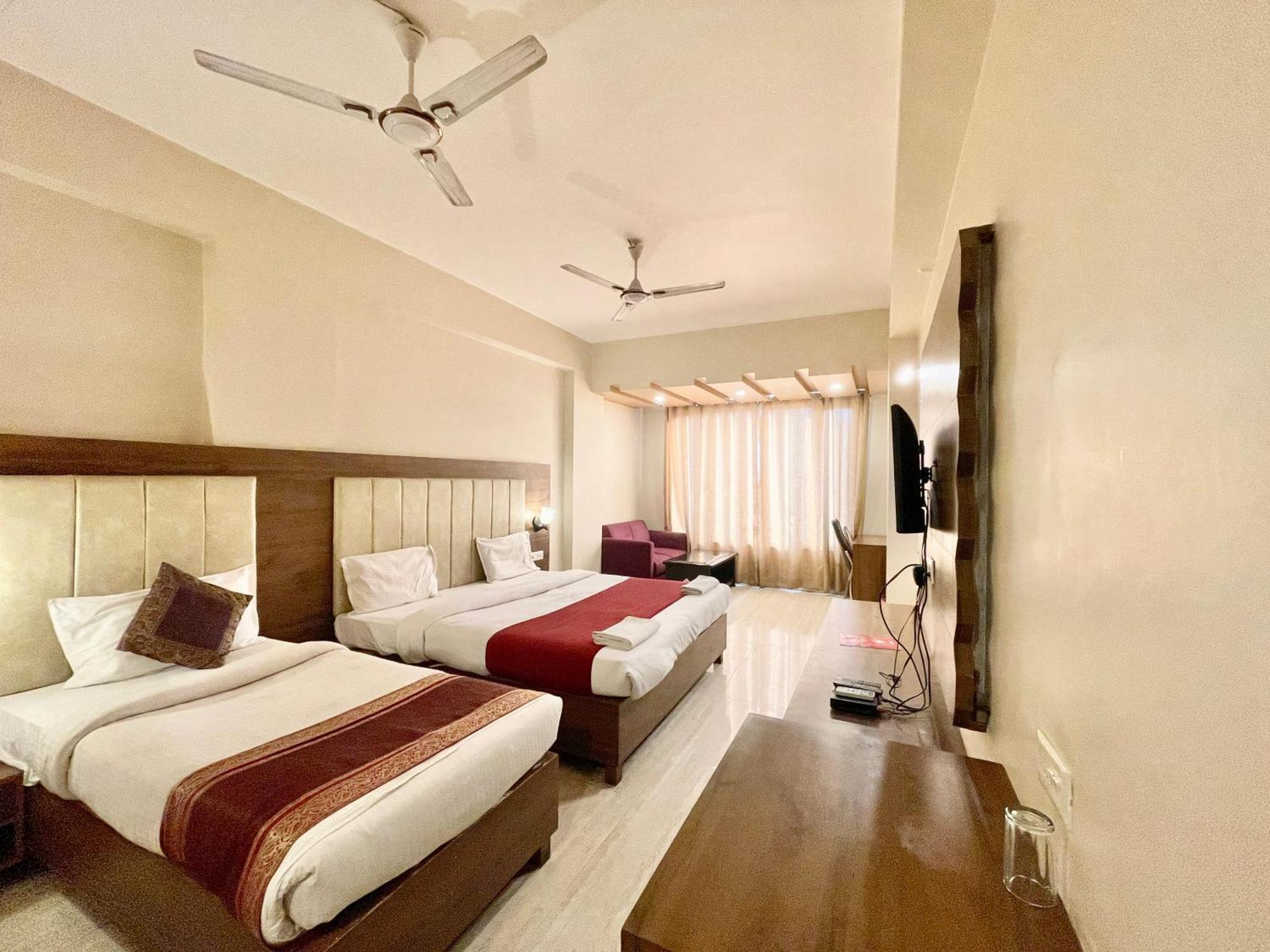 Hotel Rudraksh ! Varanasi !Fully-Air-Conditioned Hotel At Prime Location With Parking Availability, Near Kashi Vishwanath Temple, And Ganga Ghat 2 Kültér fotó
